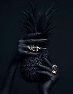 Если вы хотите качественный результат после проведения процедуры ПМ и чтобы татуаж сохранился как можно дольше, необходимо следовать рекомендациям по уходу. Одно из главных правил - после процедуры содержать сухой кожу, где был проведён перманентный макияж. Нужно избегать действия, при которых на зону татуажа может попасть вода или большое количество пота:
- париться в бане или сауне
- мочить, брызгать
- купаться в море
- посещать бассейн
- заниматься спортом
- протирать косметическими средствами
При попадании волы на татуаж, необходимо сразу промокнуть сухой салфеткой.
Что произойдёт, если на длительное время намочен перманентный макияж?
Когда вода попадает на корочку, она намокает, разбухает и отстаёт от кожи. А если влага попадёт надолго, то есть риск того, что от пигмента, внесённого под кожу во время процедуры, ничего не останется. Ну а если останется, то, много вероятно, можно получить пятнистый татуаж.