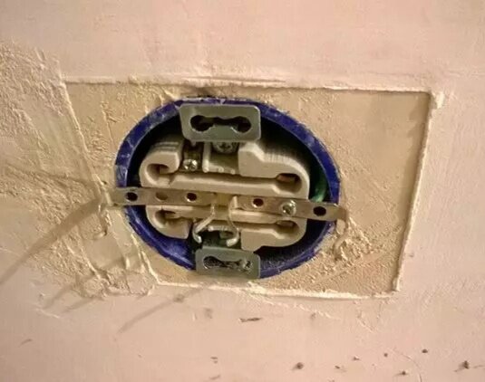 Снятие защиты с розеток и выключателей