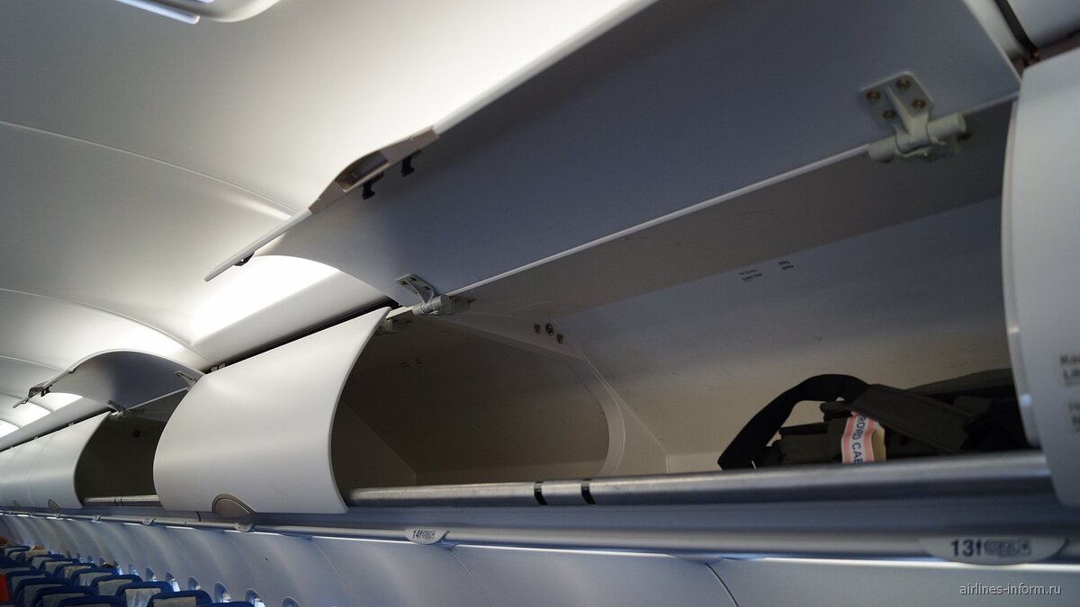 Полу-пустая багажная полка