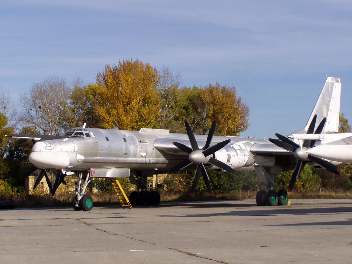 Первая машина меня просто покорила, так как я видел впервые её в живую. "Медвежонок" очень колоритен.  Должен сказать что на миргородском аэродроме чего только не перебывало за время моего детства (оно пришлось на 80-е), но именно медвежонка я упустил. Так вот в Полтаву ехать стоит именно благодаря медведю). Хотя он есть и в экспозициях России. 