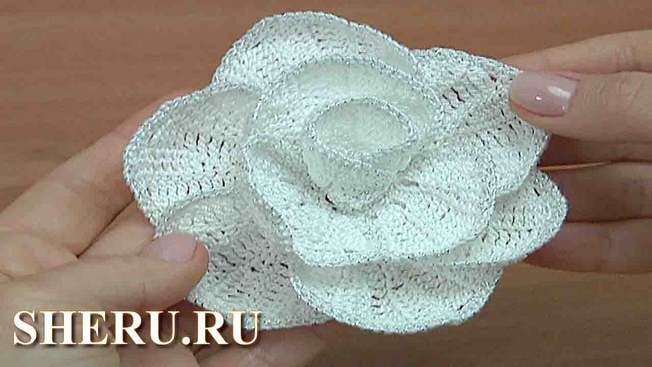 Объемный цветок крючком из белой пряжи 
