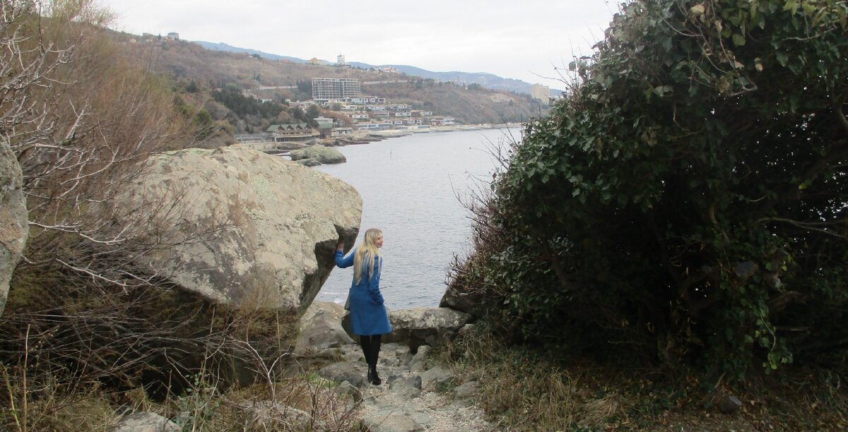 В парке Воронцовского дворца в Крыму. Моя козерожка, как горная козочка, куда-то полезла. Как всегда, впрочем)