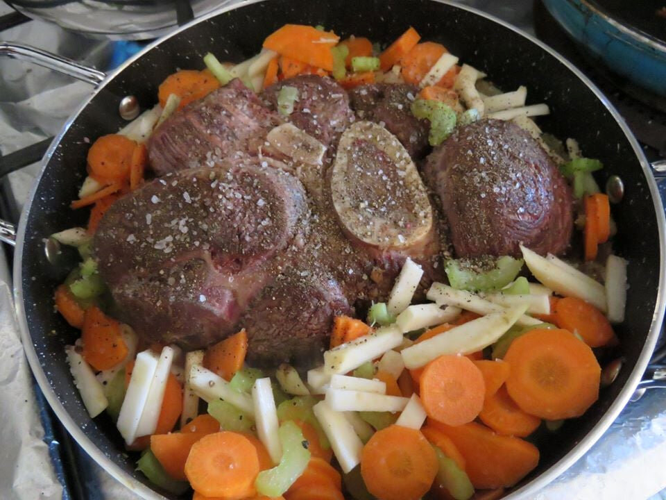 Рецепт мозговых косточек в духовке. Говядина с мозговой косточкой. Говядина оссобуко ~ 650г. Оссобуко с помидорами и апельсинами. Стейк с мозговой косточкой.