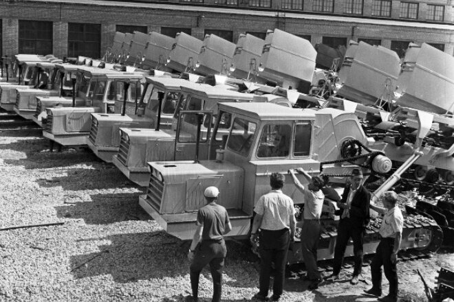 Новые траншейные экскаваторы ЭТЦ-202 Таллинского завода, 1967 год. Источник:https://avatars.mds.yandex.net/get-zen_doc/1716911/pub_5d9f5e5a9515ee725602a62b_5d9f77fea3f6e400b272e887/scale_1200
