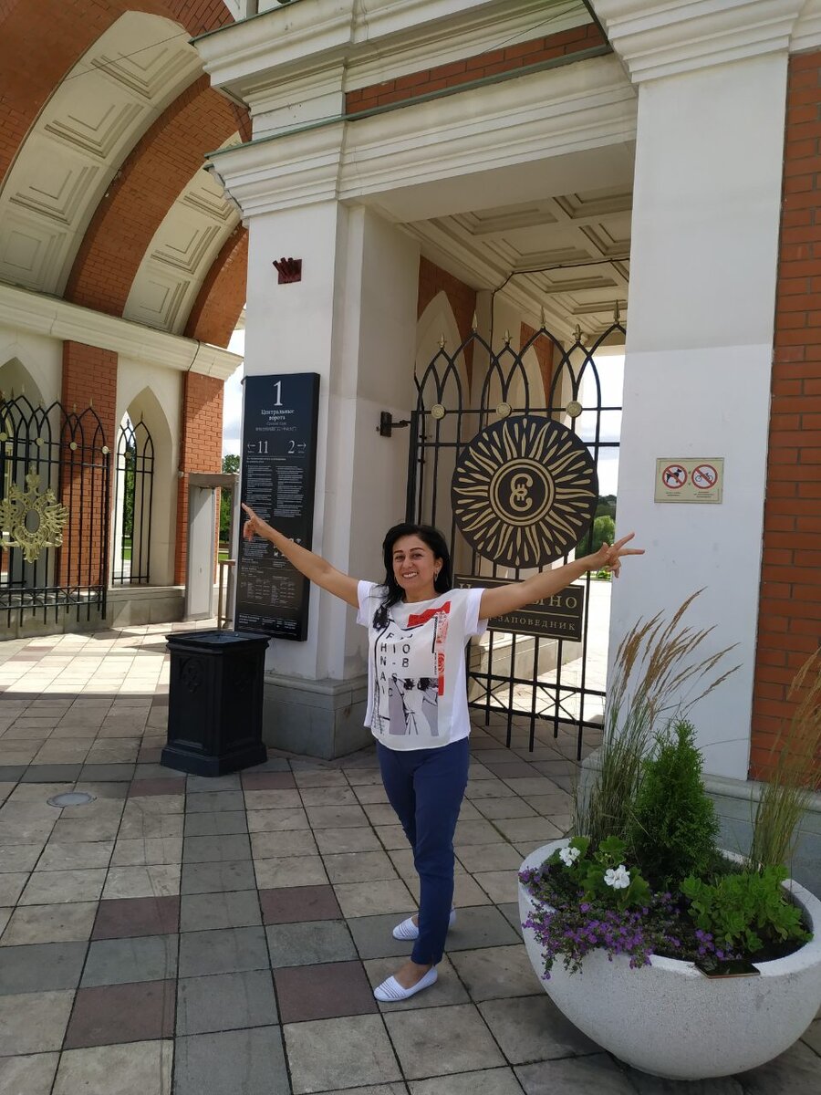 Почему некоторым людям везёт?...вы так думали,когда нибудь?
-одним дарят машину и шубу,
-другим дарят цветы  часто, и даже без повода!!!😳
Третьи путешествуют на острова ....
Как же так?
Одним везет,а другие еле доводят концы с концами,в кредит берут даже одежду и продукты🤔🙄
А что если я скажу что это выбор  каждого человека.
Если ваш ответ "нет",
Я скажу вам что это "неправильный ответ!")

Меня зовут Мавлюда Турабаева.Я практикующий онлайн-предприниматель.
Вопрос который выше звучал мне тоже не давал покоя долгие годы.За мои 20 лет жизни в торговой системе(у нас семейный бизнес),мы не заработали миллионы долларов чистыми.Жили и живем,конечно  выше,чем средний уровень.Но сейчас я не про это хочу рассказать.
Я хочу рассказать о том,как человек сам может поменять свою жизнь.
Вы смотрели фильмы или просто ролики про мультимиллионеров и миллиардеров ?
1.пусть это будет к примеру какой нибудь знаменитый всему миру  актёр,(вспомните кого-нибудь сами)назовите про себя  имя этого человека.
2.А теперь вспомните часть того ролика,где он упорно занимается спортом.(вспомнили?-да,есть такое)
3.Его будильник,как он просыпается утром,..рано!⚠️
А теперь хочу ответить на ваш возникший вопрос!)- А при чем тут этот актёр,и его жизнь?
Отвечаю:-А при том,что любой успех совместим с ранним подъёмом и спортом!
...
То что я пишу это я не переписываю откуда-то,а это все то,что я сама на себе испытываю.♻️♻️♻️
И хочу донести это милым женщинам.таким же,как и я была всего 7месяцев назад)♥️

И я не хочу вас чему-то обучать.Очень не люблю когда меня учат,и учить кого-то чему-то я  не собираюсь.Для обучения существуют экперты в той или иной области.
А про свой путь к успеху рассказать смогу,кому интересно)