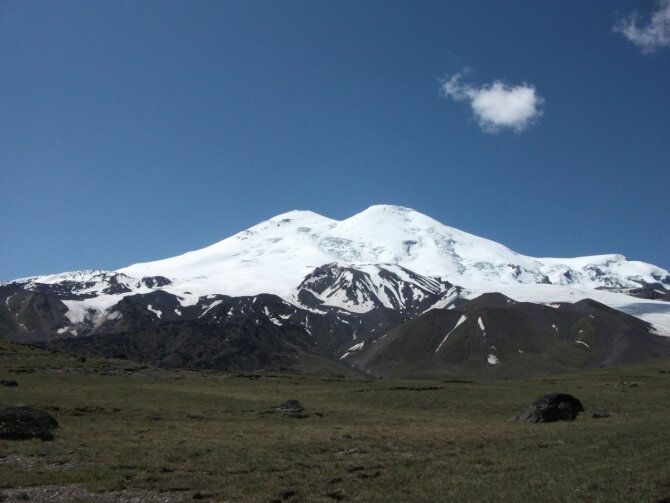  Эльбрус с севера. Слева на фото Восточная вершина 5621 м. Справа Западная - 5642 м.
 