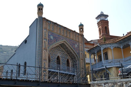 Джума-мечеть в Тбилиси (справа, где минарет)