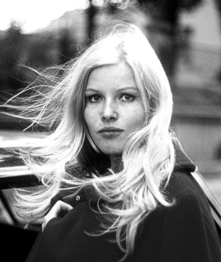 «Чешская Бриджит Бардо», «королева кино Чехии»… Так называли её на страницах таблоидов. Её настоящее имя - Ольга Шоберова, хотя в кино она снималась под псевдонимом Олинка Берова…