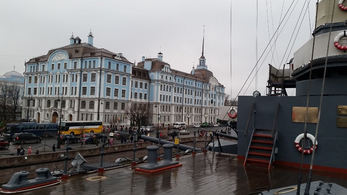  ВСТРЕЧА С ИНТЕРЕСНЫМ ЧЕЛОВЕКОМ  В Санкт-Петербурге наша небольшая компания провела субботний день насыщенно и позитивно. По плану первым из культурных событий было посещение крейсера "Аврора", уникального памятника истории.

На сайте корабля-музея нашли контакты для предварительной записи на экскурсию. Доброжелательные организаторы встретили нас при входе и началось! Погружение в историю жизни крейсера!

Алексей Алексеевич, как нам повезло, что Вы стали нашим гидом!
Каждый раз, когда происходит встреча с человеком своего дела, радуюсь чистосердечно и, конечно, завидую. Найти себя, своё призвание дано далеко не каждому.

Увлечённость, желание пробудить интерес к истории России, гордость за соотечественников, безоговорочный патриотизм - качества нашего экскурсовода, зажигающие глаза слушателей. Огромное спасибо!

Кстати, Аврора - богиня утренней зари (как поэтично!) 