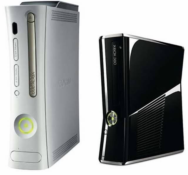 С лева Xbox 360 Elite, справа - Xbox 360 Slim