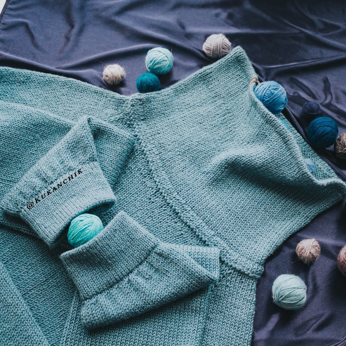 Манжеты крючком для свитера. Манжеты свитера. Свитер с дыркой для пальца. Манжеты свитера. Свитер с манжетами.