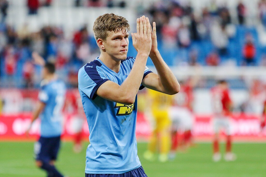 Уходит  с поля на замену