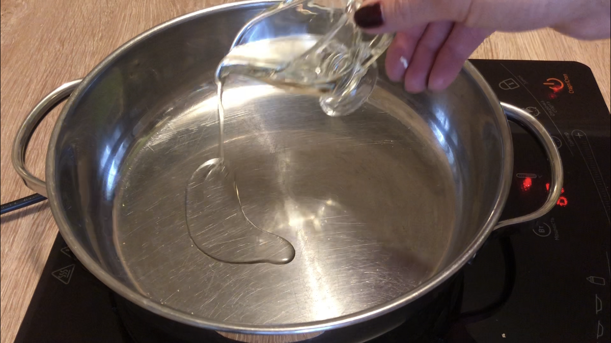 Налить в сковороду растительное масло