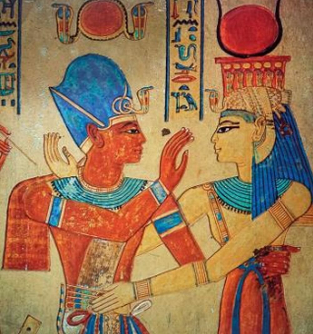 Богиня Исида обнимает фараона Рамсеса III. Рельеф в гробнице принца Амона Хопешефа, 12 век до н.э.