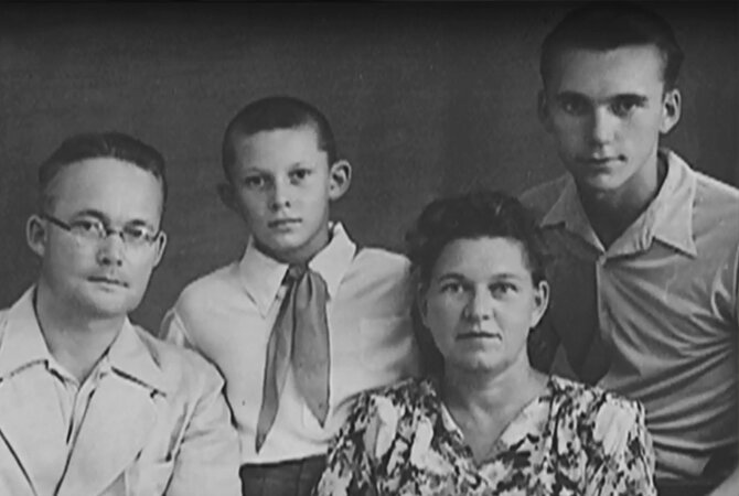 Элем Климов (справа) с родителями и братом. Источник: youtube.com