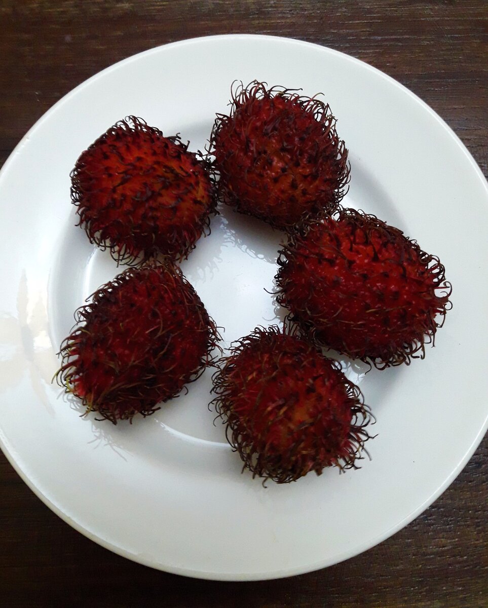 Красный волосатый фрукт