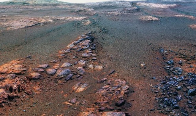 Миссия марсохода Opportunity, рассчитанная на 90 дней, растянулась на долгих 15 лет. За эти годы марсианский ровер изрядно поколесил по безжизненным просторам далекой Красной планеты, отправляя на Землю бесценные снимки.«Эта последняя панорама – кульминация миссии нашего марсохода Opportunity. Справа от центра можно увидеть ободок кратера Эндевор, поднимающегося вдаль. Слева от него след от ровера спускается от горизонта и тянется к геологическим отложениям, которые заинтересовали наших ученых. А в дальнем правом и левом углу расположена долина Настойчивости и дно кратера Эндевор, нетронутого и неизученного, ожидающего своих будущих исследователей».
