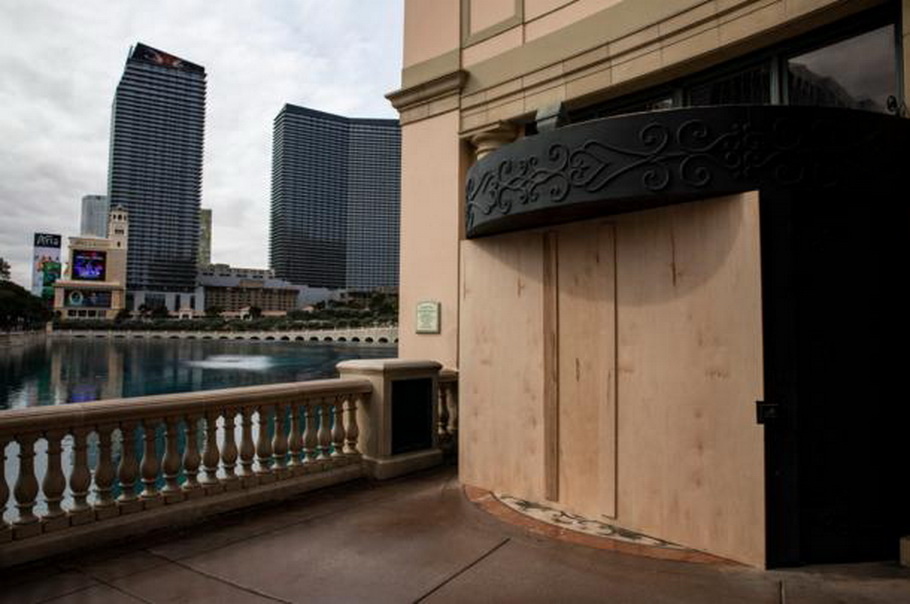 Вход в  Bellagio отель  Лас Вегас, США «Большая часть экономики просто рухнула», - сказал Бен Херцон, исполнительный директор IHS Market, компании, занимающейся бизнес-данными и аналитикой.