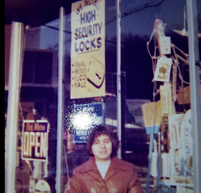 Это я, возрасте четырнадцати лет ,стою у витрины какого то магазинчика рядом с нашим домом в Ривердейле. Нью-Йорк, 1976 год;
