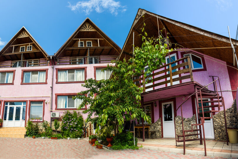 Фото: гостевой дом «Мари-Мар» в Феодосии. Специально для конкурса за самый лучший отель для влюбленных. Организатор конкурса: ТВИЛ