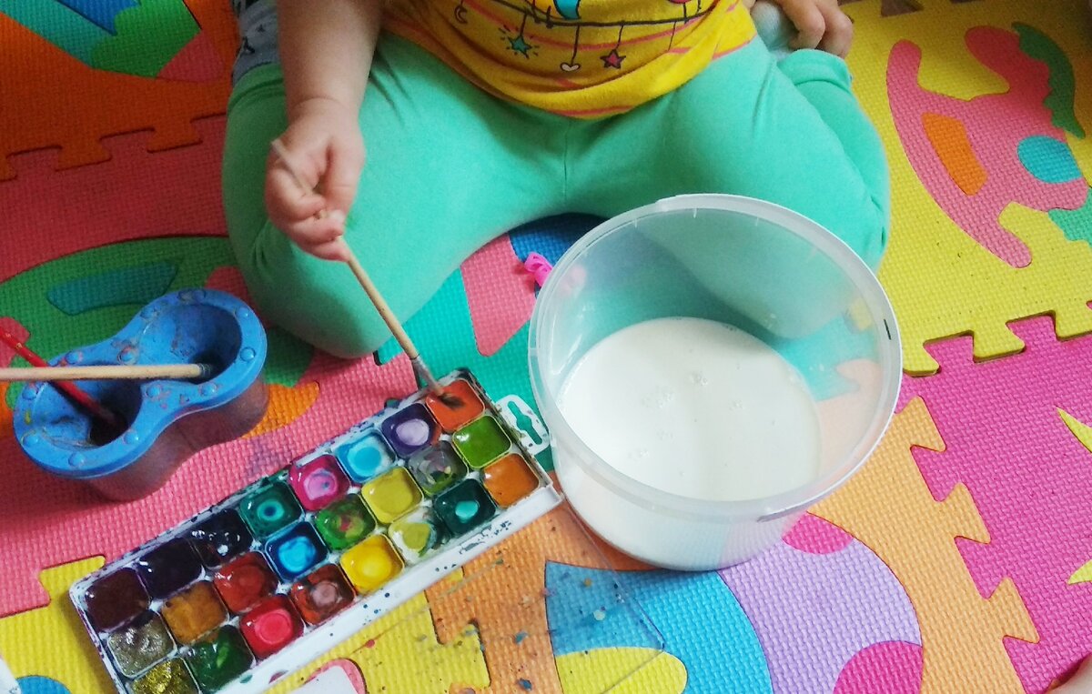 Мы взяли акварель, т. к. гуаши у нас попросту нет. Если рисовать гуашью то разводы будут ярче.