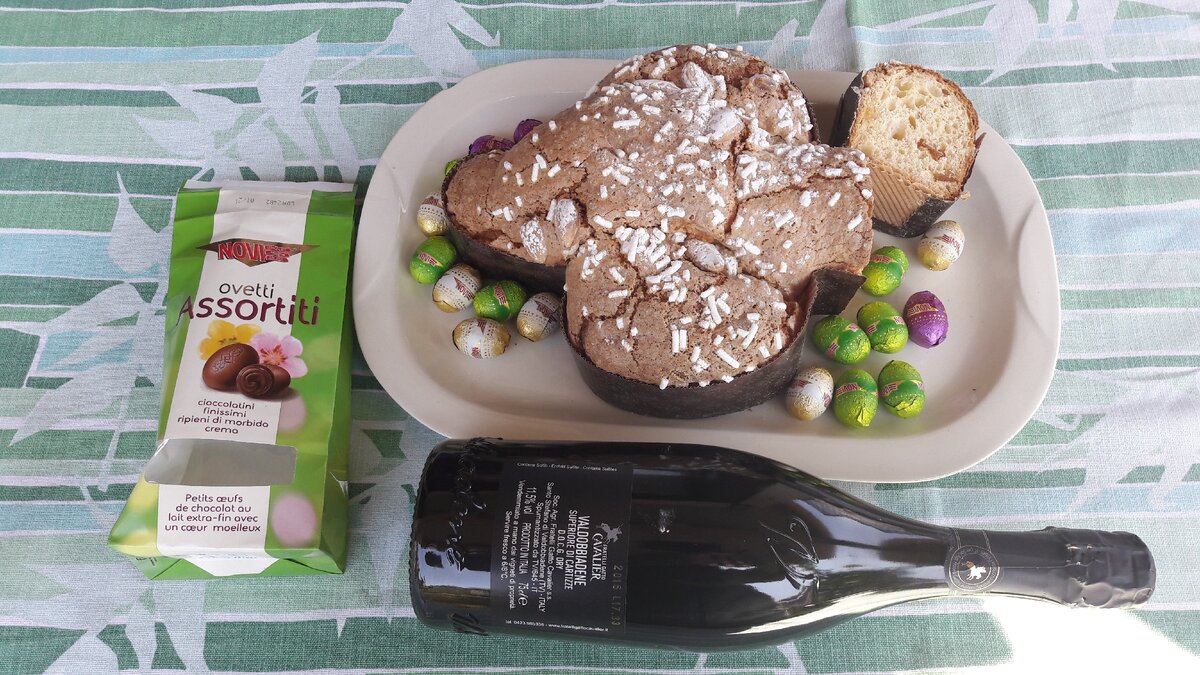 В Италии несколько фабрик которые выпекают куличи пасхальные (Коломбо) в переводе означает голубка.