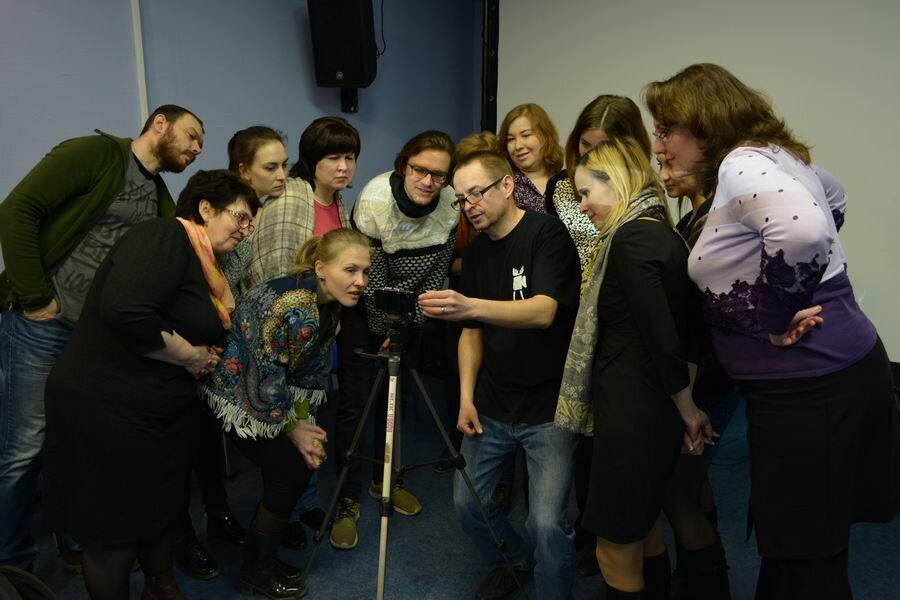 На фото директор проекта Андрей Вилисов рассказывает, что кино можно снимать и на телефон и какие "примочки" для этого нужны.