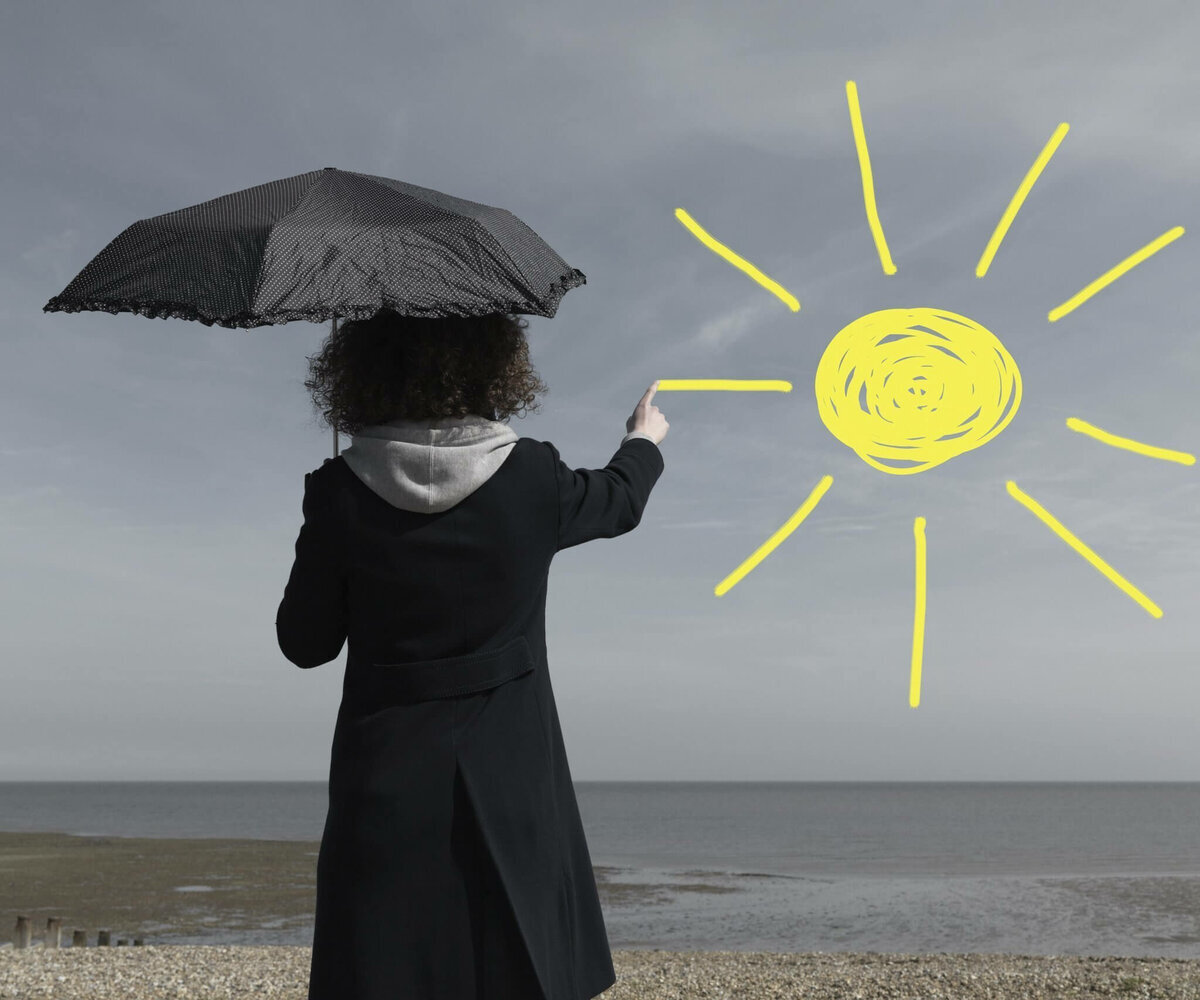 Погода совсем испортилась.Второй день дожди.Сидим дома-рисуем солнышко себе сами.Поднимаем себе настроение как можем.