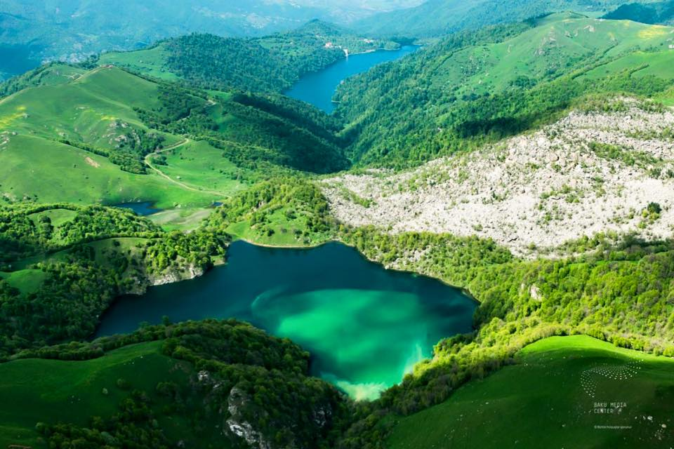 Azerbaycan mezennesi. Озеро гёйгёль Гейгельский национальный парк. Озеро гёйгёль Азербайджан. Озеро Гек гель Азербайджан. Озеро гёйгёль озёра Азербайджана.