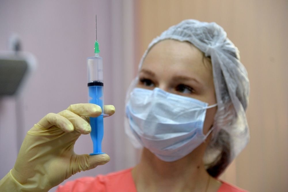 Практически каждый четвертый работник в России планировал во время самоизоляции повысить свою квалификацию на онлайн курсах. А каждый шестнадцатый - вообще поменять профессию. Таковы данные исследования аналитиков Финансового университета при правительстве РФ. Думают сегодня о своей будущей профессии и выпускники школ.Фото: Александр Кондратюк/РИА Новости