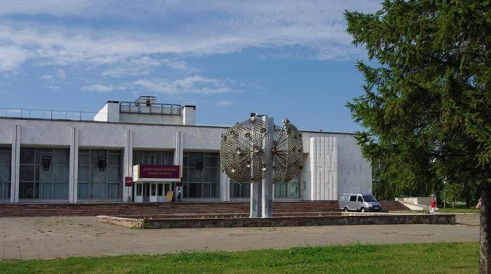 ДК КАМАЗа в котором проходил сбор будущих октябрят. Этот ДК существует поныне.