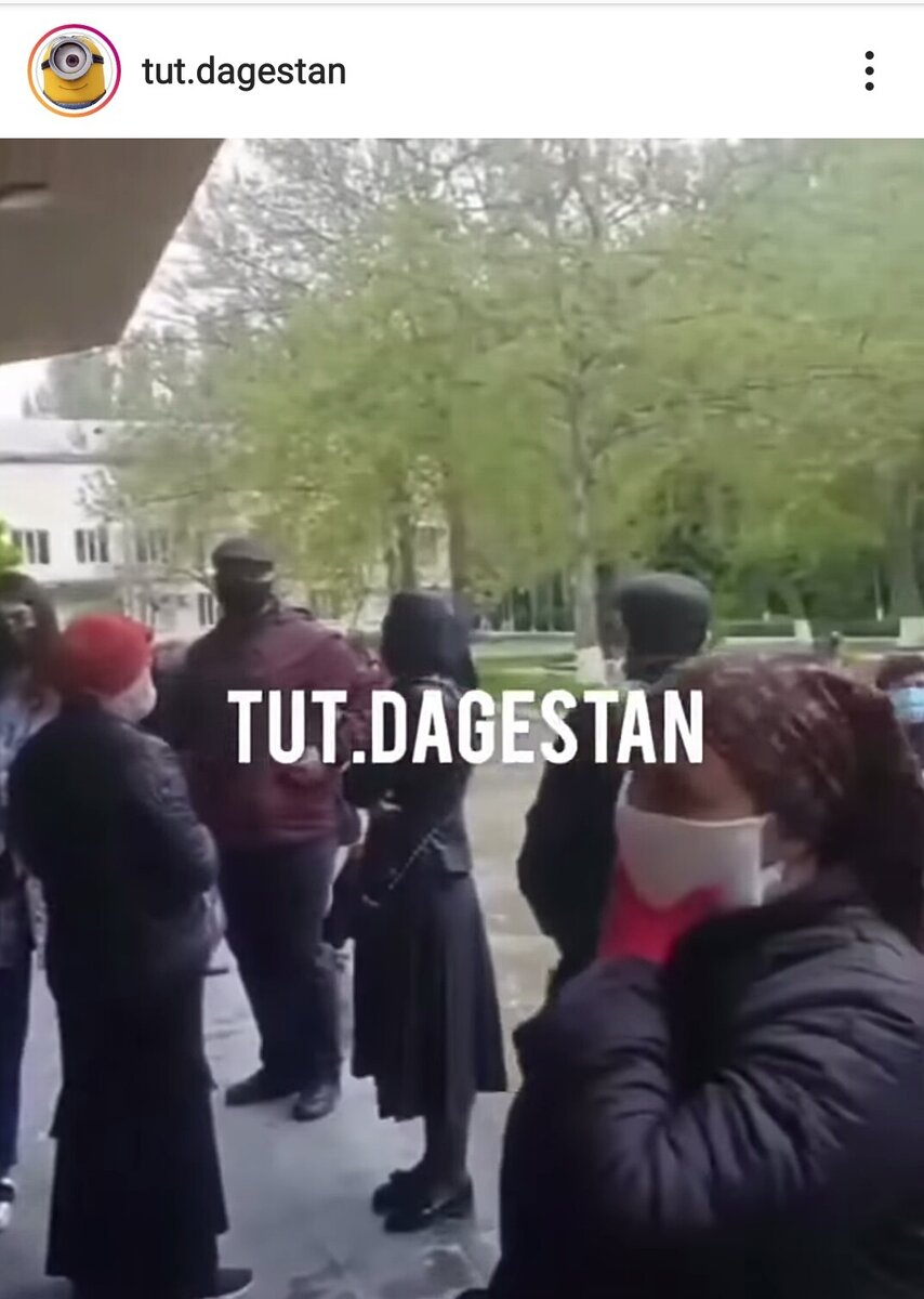 скрины с видео в официальной новостной группе tut.dagestan очередь перед диагностическим центром г. Махачкала на КТ легких