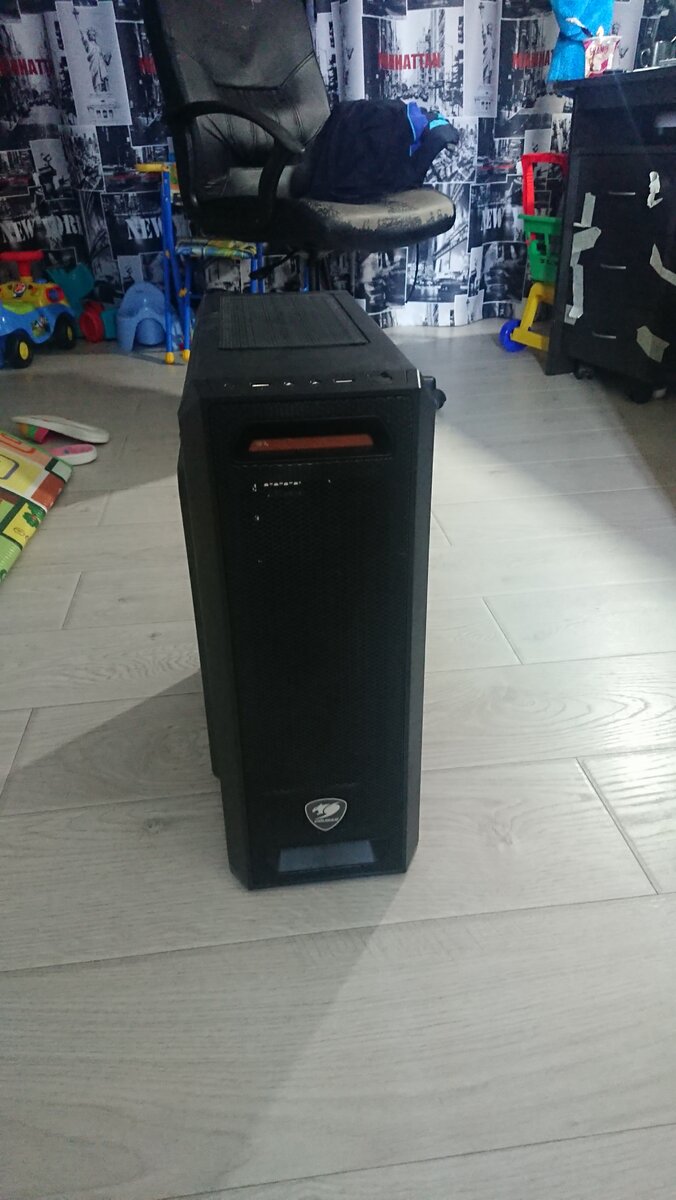 Фотография из личной коллекции: корпус Cougar MX350, в котором собиралась сборка.