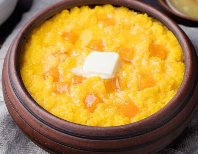 Пшенная каша с тыквой и сливочным маслом.