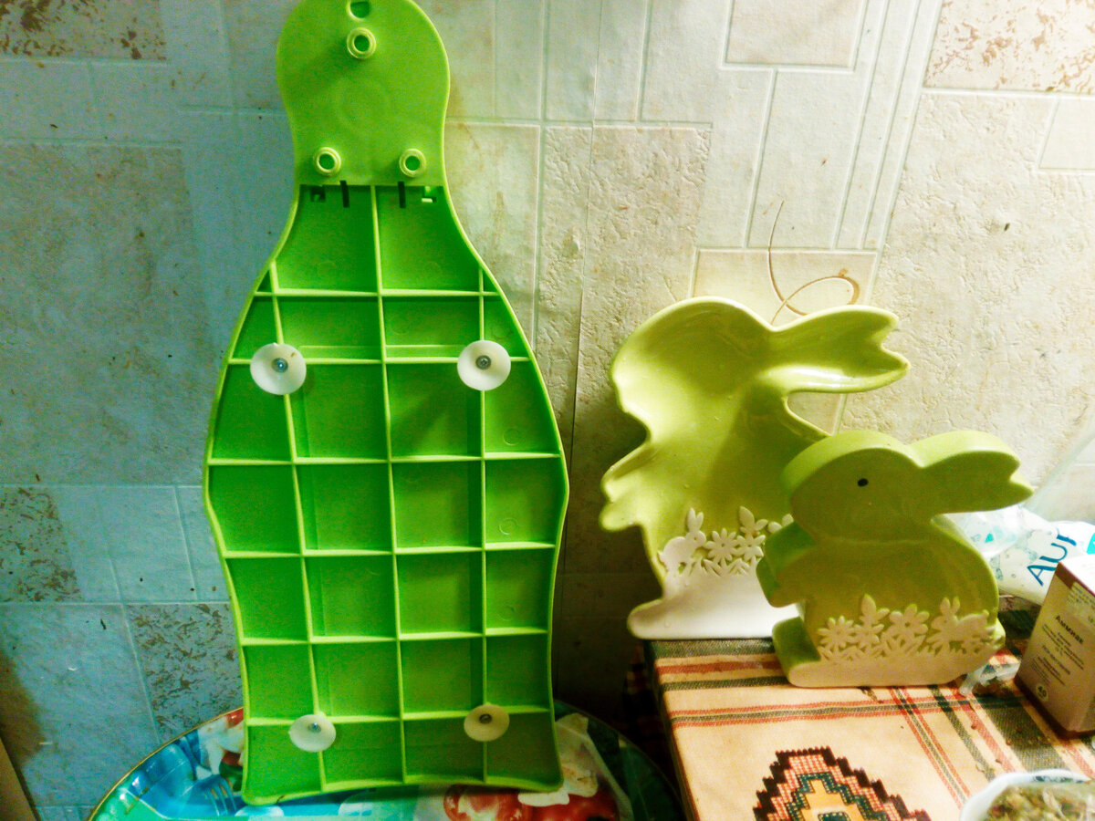 А это обратная сторона с присосками. (сбоку - тарелочка и сахарница в виде моих любимых ушастых. Тоже подарок сестры)