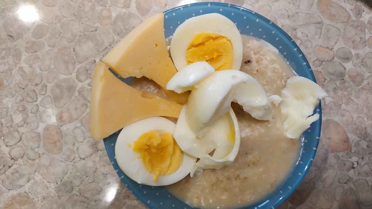 Завтрак: сыр, каша овсянка, яйца