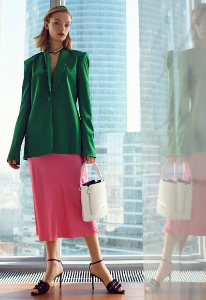 Среднесрочный тренд на активный калорблок (сочетание ярких цветов). Думаю, обувь и сумочку можно к среднему отнести