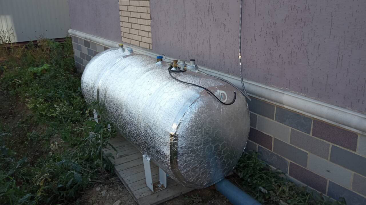 Утепленный минигазгольдер, установленный на дачном участке