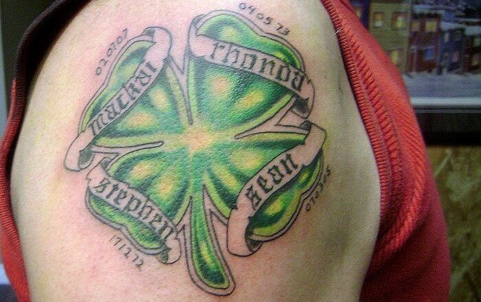 Тату четырёхлистный клевер на плече