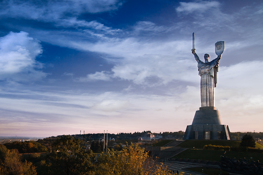 Памятник в киеве. Монумент Родина мать в Киеве. Статуя Родина мать в Киеве. Монумент скульптура Родина мать Киев. Памятник Родина мать Киев Волгоград