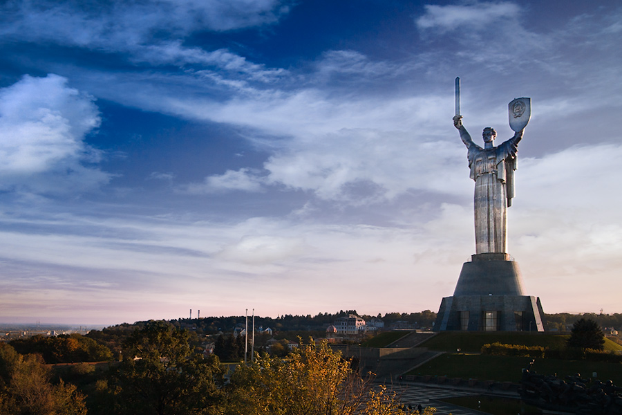 Памятник в киеве. Монумент Родина мать в Киеве. Статуя Родина мать в Киеве. Монумент скульптура Родина мать Киев. Памятник Родина мать Киев Волгоград.