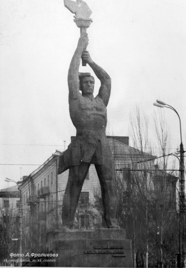 В 1967 году на Советской улице был установлен памятник в честь тружеников Луганщины, приуроченный к 50-летию Великой Октябрьской Социалистической революции. Полное название мемориала — «Труженику Луганщины в честь 50-летия Октября». Авторами памятника стали скульпторы И. П. Овчаренко, И. М. Чумак и архитектор. М. Житомирский. Памятник представляет собой скульптуру рабочего, держащего в руках над головой факел. Скульптура установлена на прямоугольной платформе, где накладными буквами написано: "Труженику Луганщины в честь 50-летия Октября." А в Луганской Народной Республике молодёжь монумент называет "Данко Луганщины"
