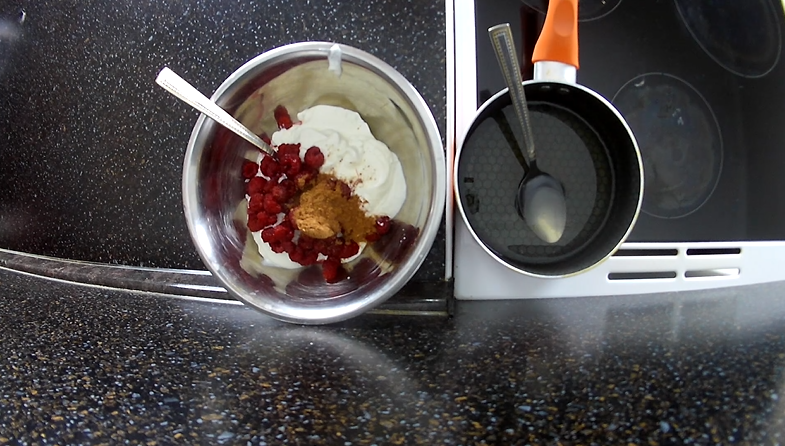 В глубокую миску отправить мягкий творог, какао, малину (100 гр) и заливаем желатиновой смесью, перемешиваем миксером (можно погружным, легче будет измечить малину) до однородности. Насыпать сахара и перемешать.