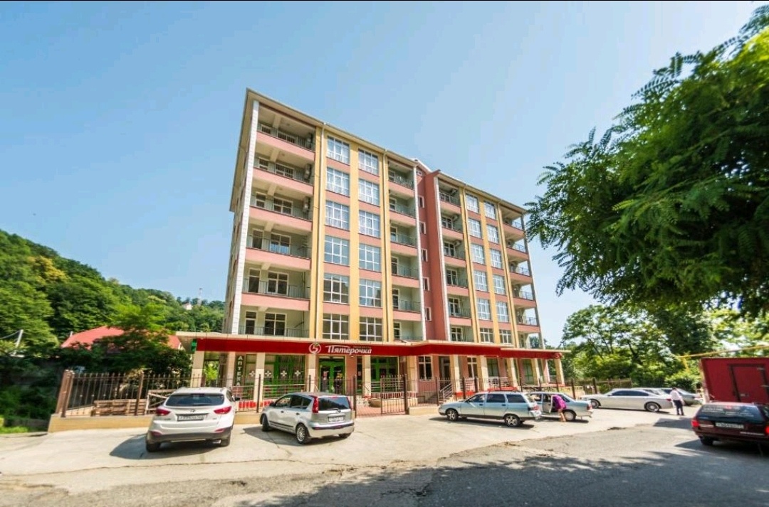 Район Хоста, наш отель, внизу пятёрочка и аптека