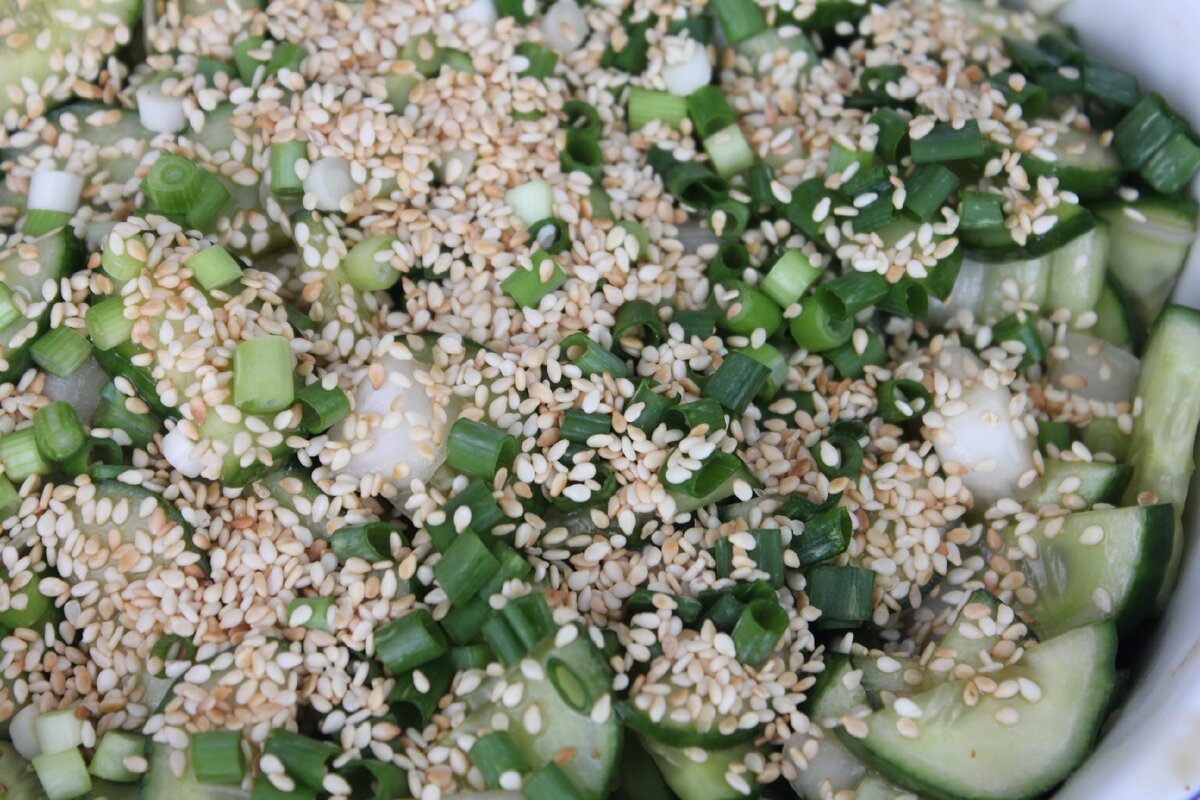 Салат из огурцов , посыпанный поджаренной кунжутной семечкой.