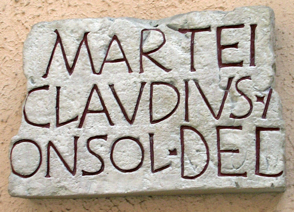 Martei / M(arcus) Claudius M(arci) f(ilius) / consol dedit 
Мар­су посвя­тил Марк Клав­дий, сын Мар­ка, кон­сул