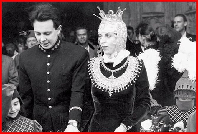 Фото со свадьбы  Блоу. Рядом с Иззи  юный Филип.