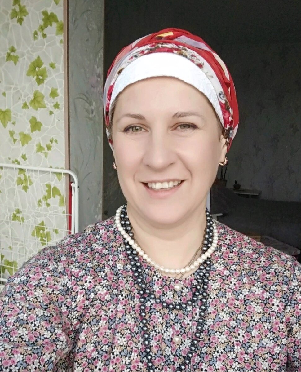 Собственной персоной я - Татьяна Лиса, музыкант-фольклорист, этнограф, травница и педагог. Я свои костюмы шью сама,  опираясь на исторические образцы, исследования. Дружу с серьезными мастерами-этнографами, потому, мои статьи по цикла : "О русском наряде замолвите слово" - действительно авторитетные.