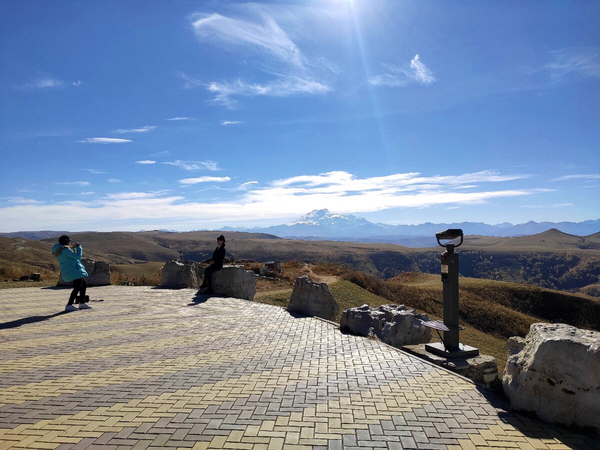 В хорошую погоду виды отсюда просто потрясающие! Но бывает и так, что выезжаешь из Кисловодска в хороший ясный день, а на перевале туманно и холодно.