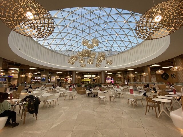 Казань молл фудкорт. Kazan Mall фудкорт. Казань Молл фуд корт. Мегамолл Казань Павлюхина. Казань Молл торговый.